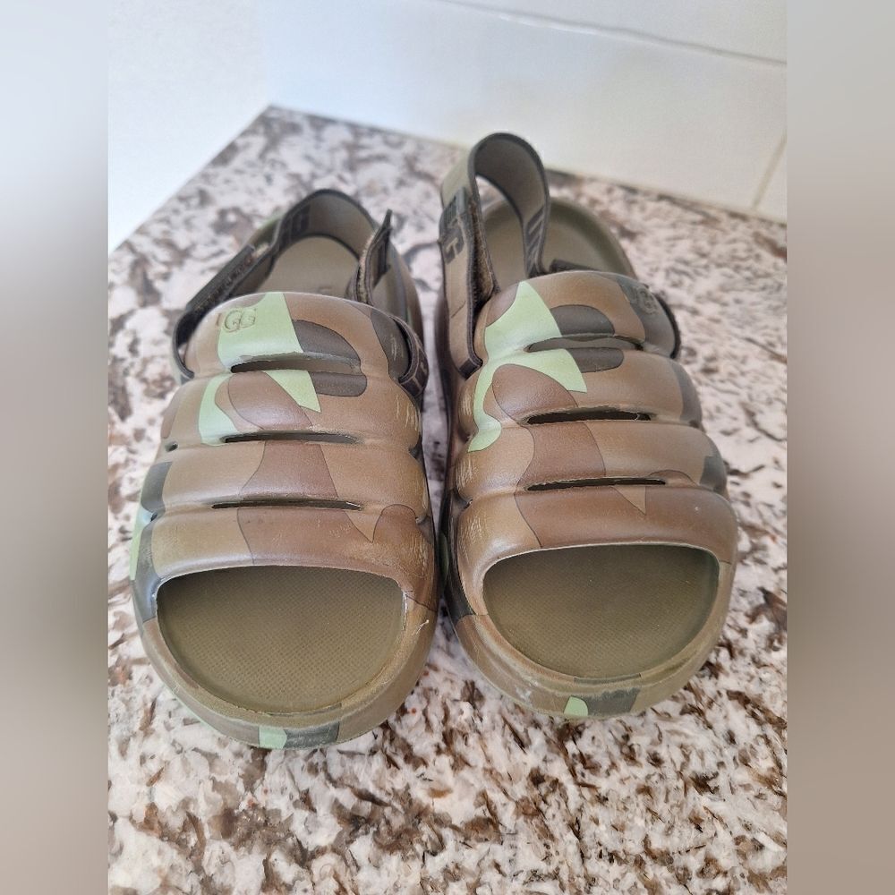 Ugg kids comouflage print flat‎ sandals size 1K